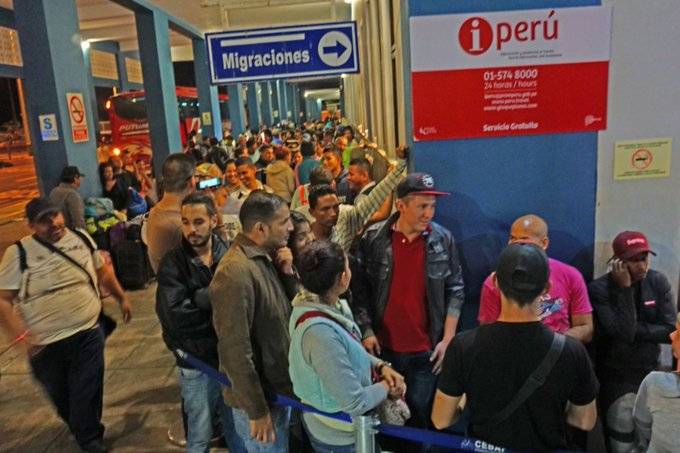 Perú se dispone a declarar en emergencia la frontera con Chile por crisis migratoria