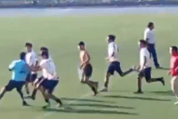 Graban momento en que jugadores del IMARC rodean y tratan de agredir a árbitro