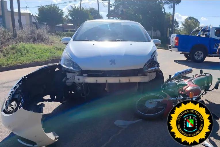 Un motociclista sufrió fracturas tras chocar con un auto en Concepción del Uruguay