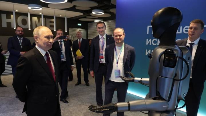Baila para Putin el primer robot humanoide ruso con IA; "muy bonito", le agradece el líder