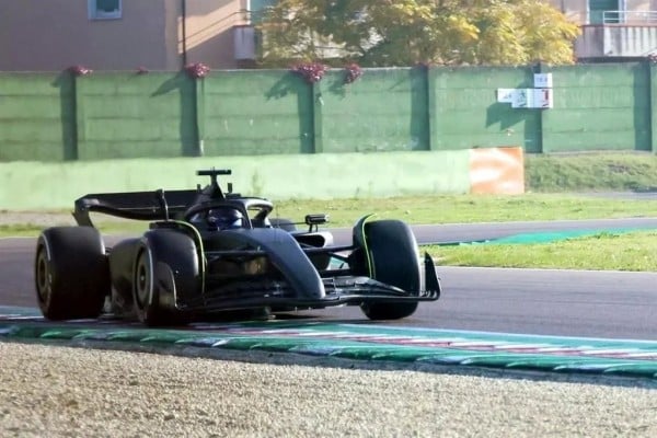 Video.- Vuelve Checo Pérez a manejar un auto F1