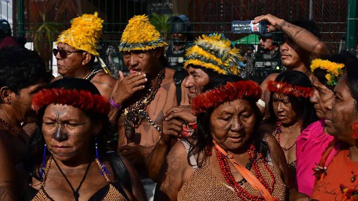 Protesta de indígenas bloquea entrada a la COP30 en Brasil