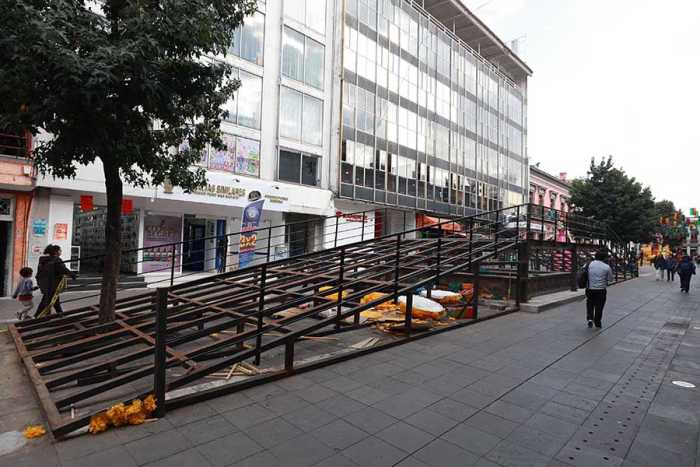 Desmontan el colorido puente del Alfeñique