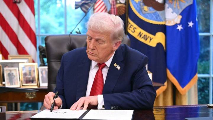 Trump no descarta intervención militar en Venezuela y abre la puerta al diálogo con Maduro