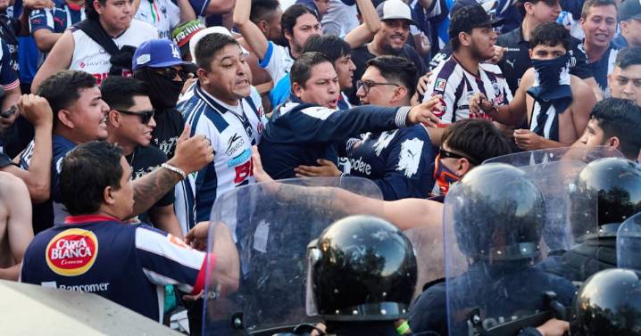 ¡Lamentable! Se arma la campal entre la afición de Rayados y la policía de Monterrey (VIDEO)