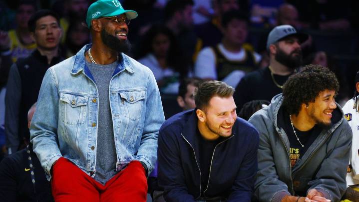 LeBron James returns to practice with Lakers but hasn't decided whether to make season debut Tuesday