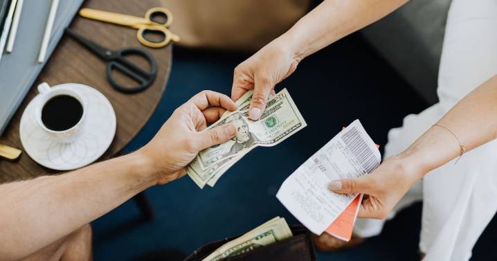 Recibió por error el salario de toda la fábrica y se negó a devolverlo: el caso llegó a la Corte Suprema