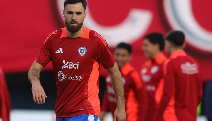 La Roja entrenó bajo una intensa lluvia y ya prepara formación ante Rusia