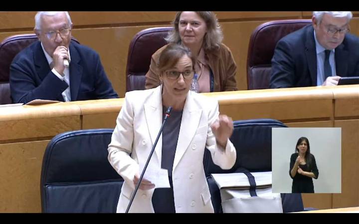 El Senado capta a Javier Arenas fumando un váper en su escaño, aunque él lo niega