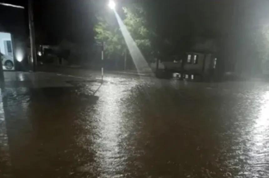 Granizo y lluvia provocaron anegamientos y el rescate de un auto en Ingeniero Luiggi