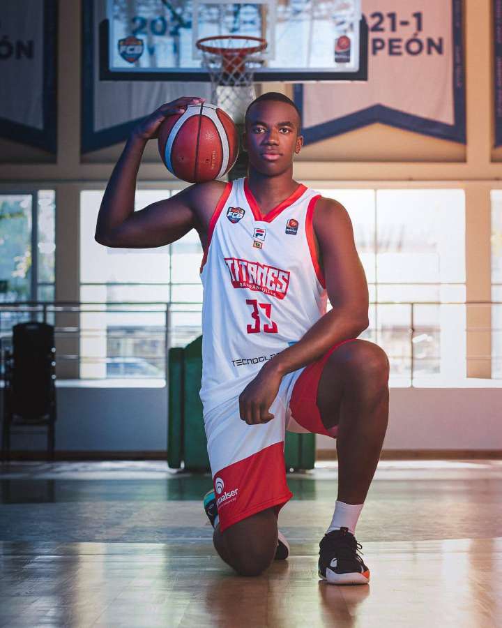 Kevin Quiñones pone a Barbacoas en la cima del baloncesto nacional