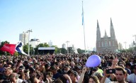 Una multitud en Plaza Moreno: La Plata festeja sus 143 años con varios shows musicales