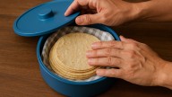 ¿Te sobraron tortillas? Ésta es la forma correcta de guardarlas para que NO se echen a perder ...