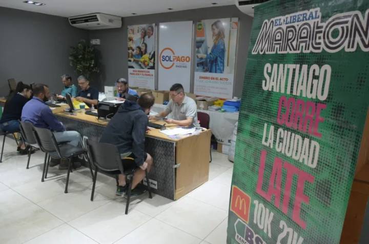 Los atletas del Maratón copan la parada en Tarjeta Sol de Galería Plaza Mayor para retirar el kit