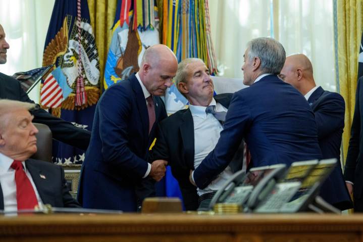Un hombre se desmaya en el Despacho Oval durante una rueda de prensa de Trump