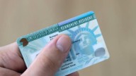 Alerta migratoria: EE. UU. aplicará una revisión 'rigurosa' a las green cards de 19 nacionalidades, entre ellos cubanos y venezolanos