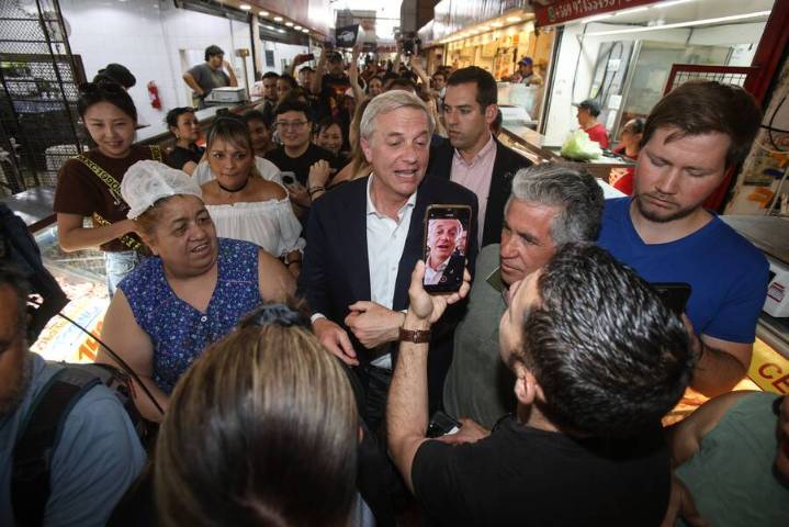 Tensa visita de Kast al Barrio Franklin: Hubo pifias y aplausos