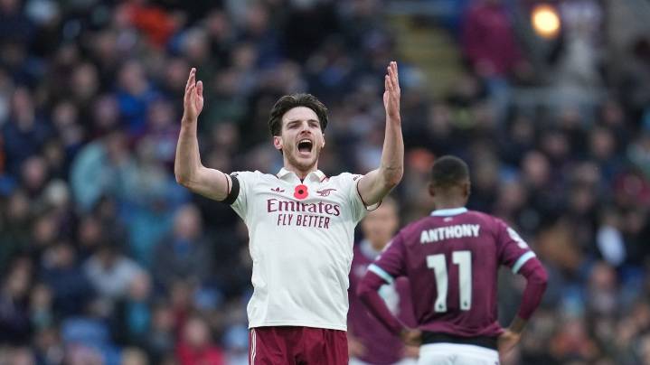 Arsenal wins again to extend lead in the Premier League. Liverpool wins and Man United salvages draw