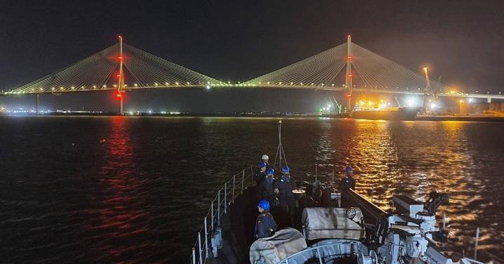 Un buque de la Armada zarpa de la base de Puntales de Cádiz para vigilar el Estrecho de Gibraltar