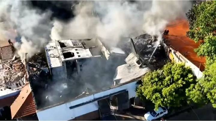 Voraz incendio en dos fabricas de plásticos de Lomas de Zamora: trabajan 16 dotaciones de bomberos