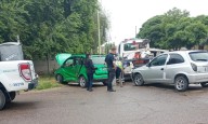 Fuerte choque entre dos autos termina con uno de los conductores herido