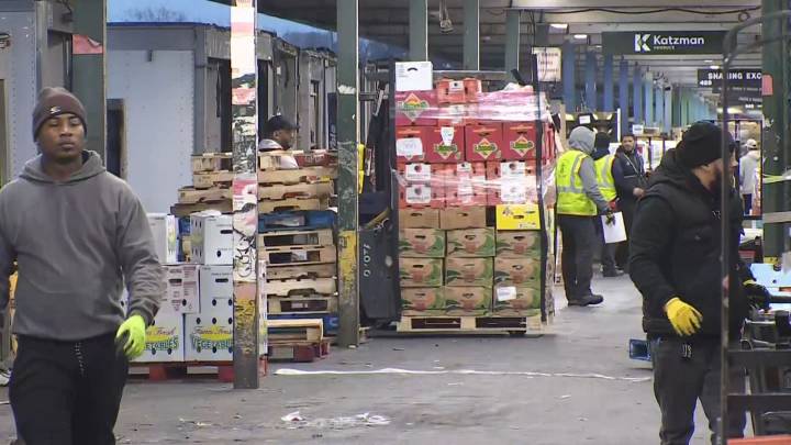Bronx produce market works nonstop ahead of Thanksgiving
