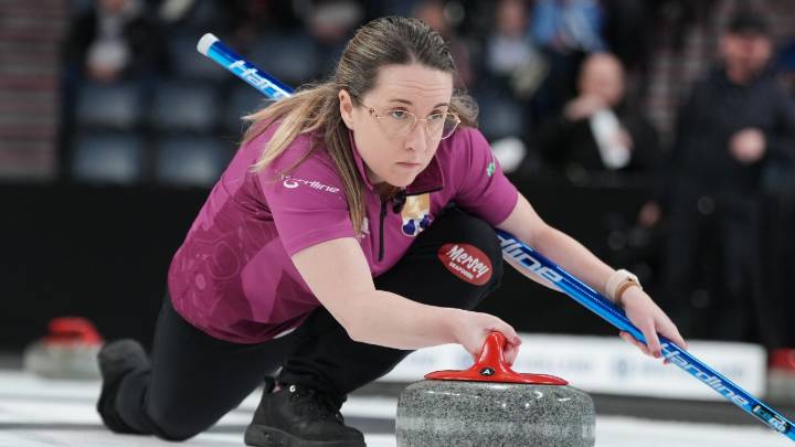 Christina Black upsets Kerri Einarson in semifinals at Olympic curling trials