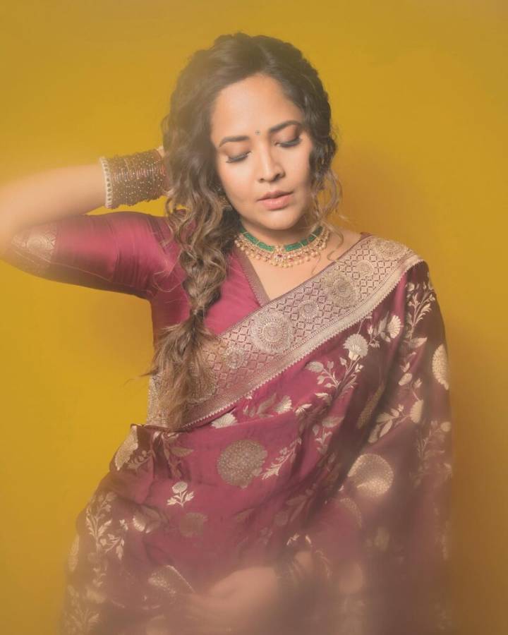 Pics: Anasuya Glows in Maroon Saree