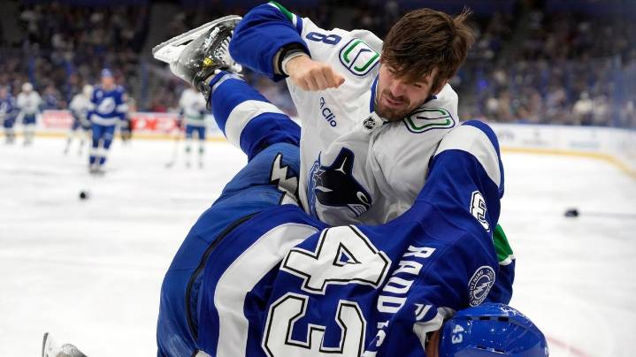 Canucks score 5 3rd-period goals to beat Lightning 6