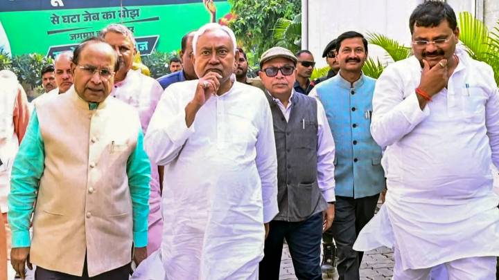 ‘Tiger abhi zinda hai’ poster outside Nitish Kumar home as NDA leads