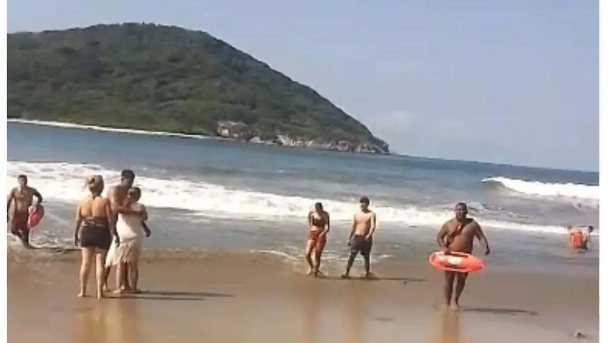 ‘Tritones’ rescatan a 9 personas en playas mazatlecas