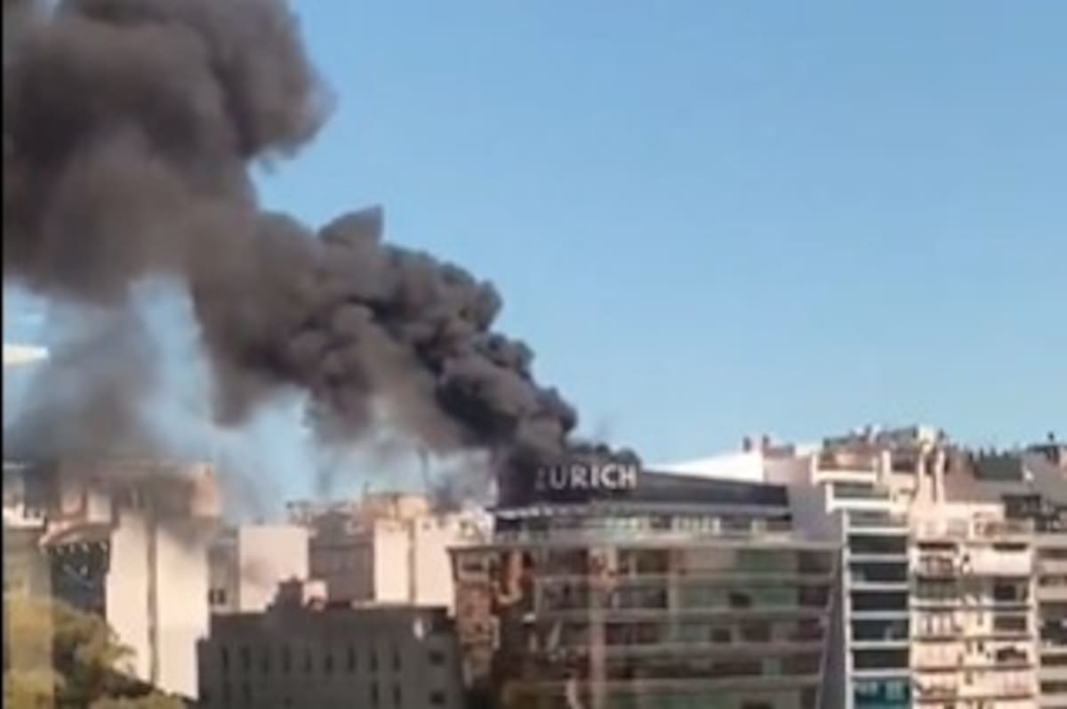Incendio en Recoleta. 200 evacuados y una columna de humo negro en Alvear y 9 de Julio