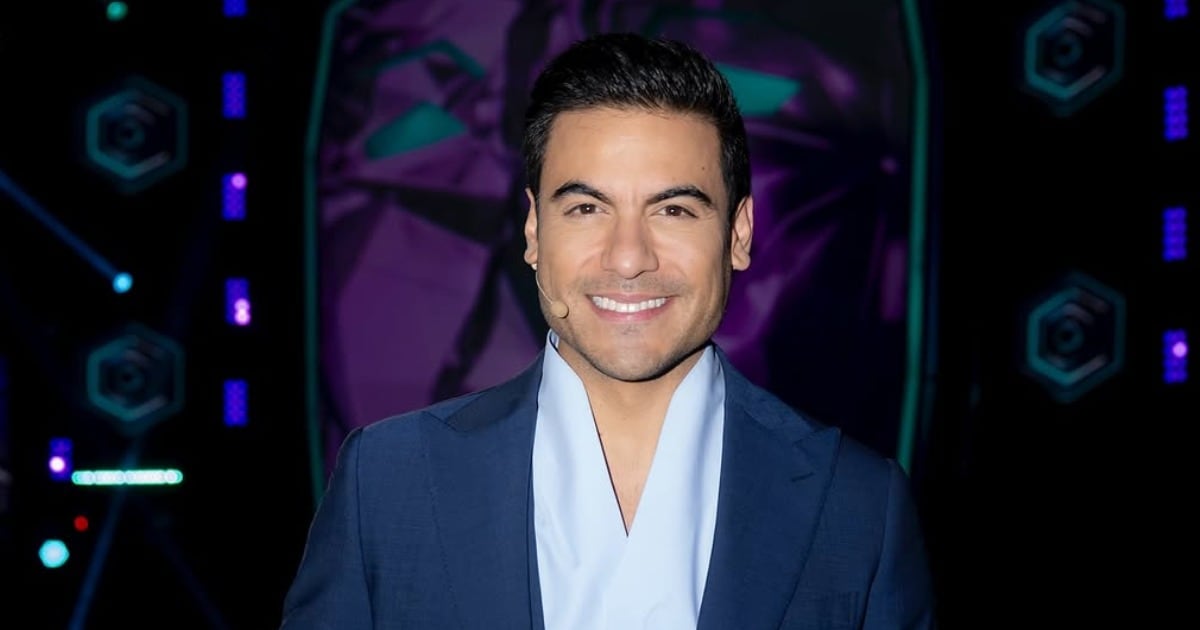 La verdad de la FOTO de Carlos Rivera con top y sombrero rosa