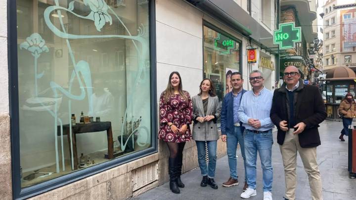 Las tiendas de Teruel inician la Semana Modernista con la decoración de sus escaparates