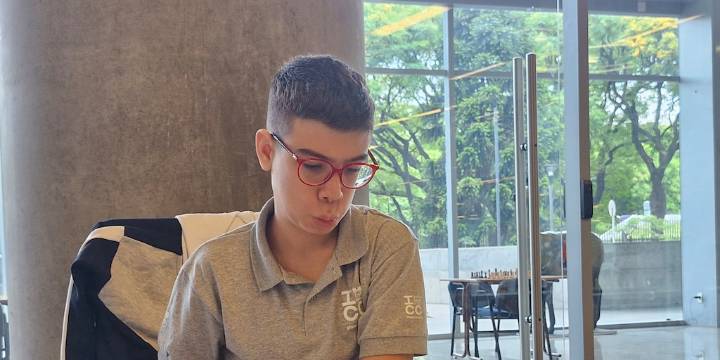 El joven Faustino Oro sumó una sufrida victoria y sigue firme en la cima del Campeonato Argentino de Ajedrez