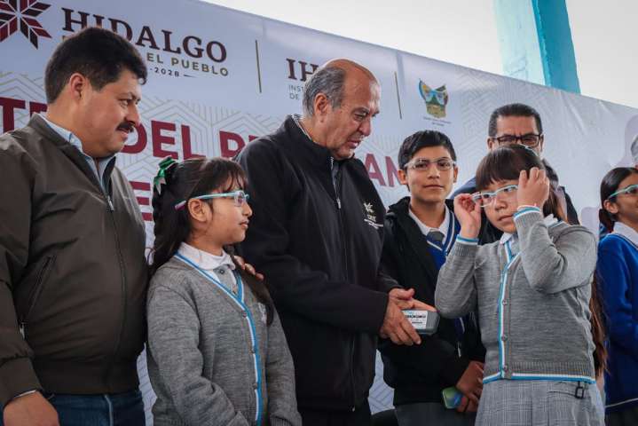 Natividad Castrejón entrega 20 mil lentes a estudiantes de educación básica