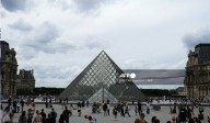 Robo al Louvre sigue desconcertando a Francia: una pareja con hijos entre los sospechosos
