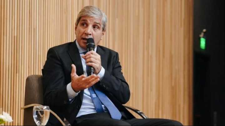 Caputo admitió ante inversores posibles cambios en el régimen cambiario