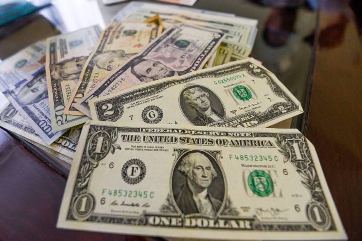 Vive peso ‘revolucionaria’ jornada de pérdidas: borra ganancias de la semana pasada