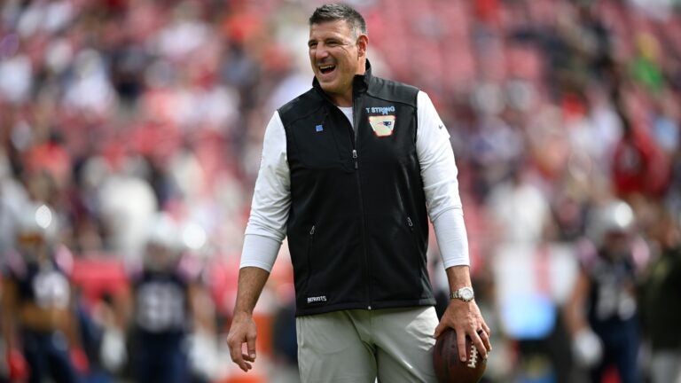 Patriots players got a surprise blue-collared gift from Mike Vrabel