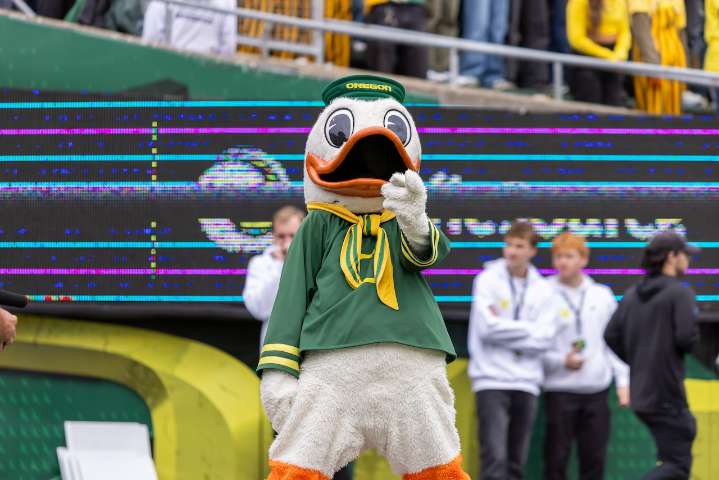 Oregon holds steady in polls after second bye week