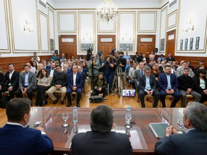 Energía. Santa Cruz firmó los contratos de concesión de yacimientos que antes explotaba YPF