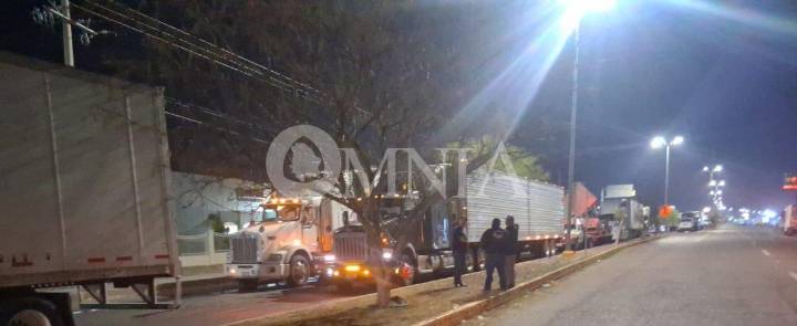 Siguen los bloqueos carreteros; Chihuahua amanece con tres cierres totales