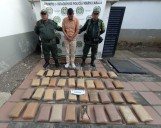 Transportaba marihuana prensada en su vehículo y conducía detrás de una ambulancia para despistar a la Policía