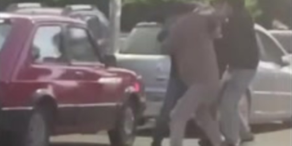 Otra brutal pelea callejera a la salida de un boliche: un joven fue atacado a golpes con un palo y quedó inconsciente