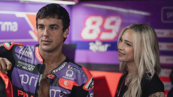 RTVE Noticias estrena el tráiler de 'Ídolos': Óscar Casas y Ana Mena, a bordo del mundial de MotoGP