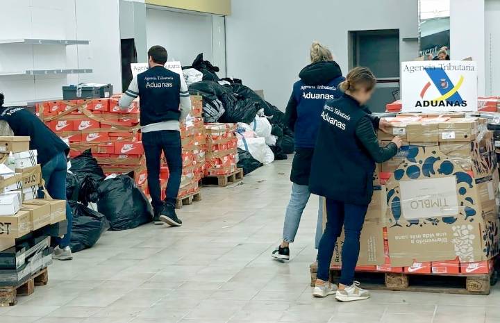 Relojes, ropa y bolsos de lujo: Hacienda intercepta más dinero que nunca en las operaciones contra los productos falsos