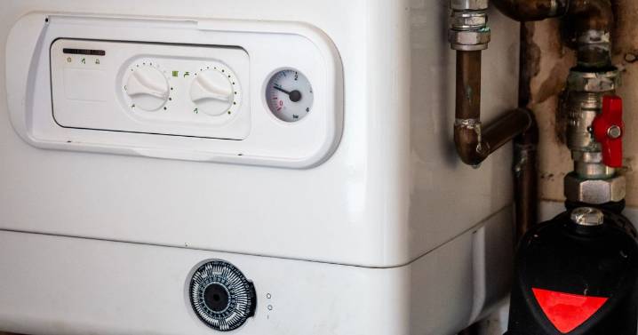 UK households given 'don't turn heating off' warning as cold snap incoming