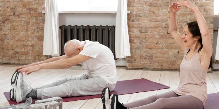 El entrenamiento de flexibilidad favorece la autonomía y previene riesgos en la vejez, según investigaciones