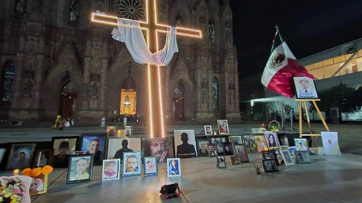 Colocan altar en memoria de Carlos Manzo en el atrio del Santuario Guadalupano